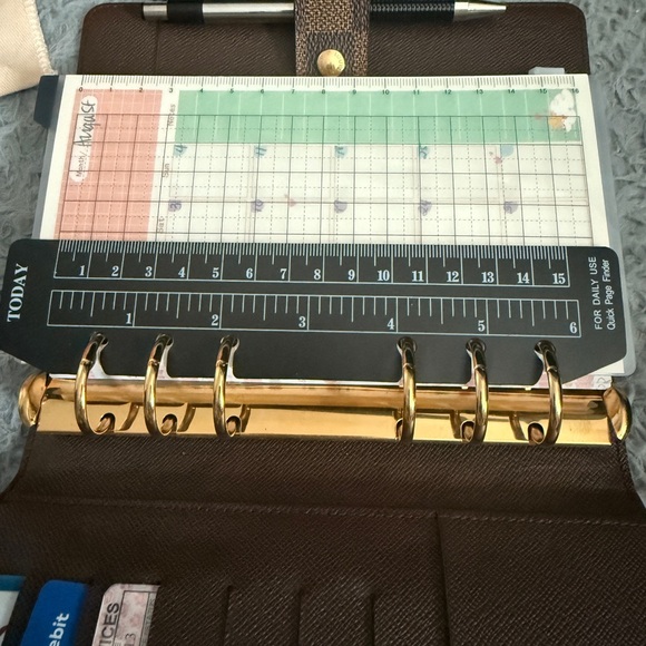 Louis Vuitton - Picture 10 of 17